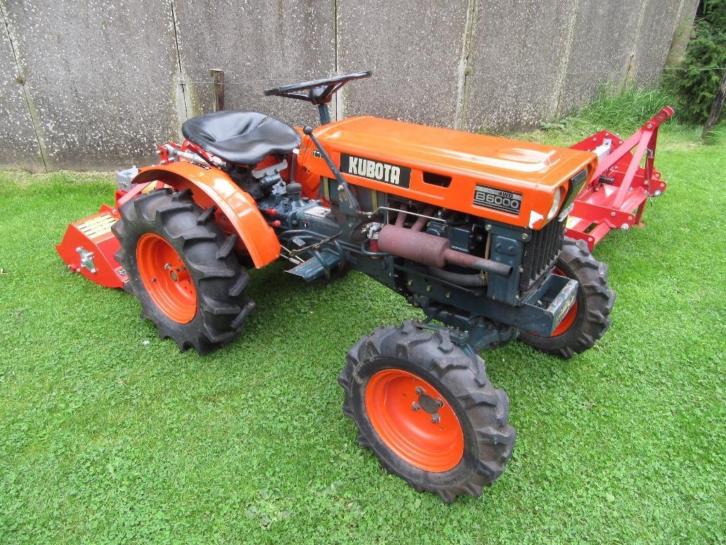 KUBOTA tractor (type B6000 met frees en klepelmaaier)