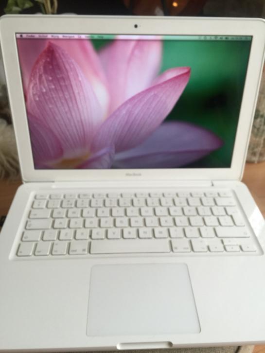 Apple MacBook 2009 white 13" 1 terra bite ,in super staat