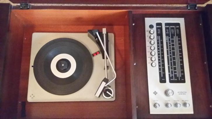 Tafel antiek met ingebouwde radio en platenspeler. + 5 x LP