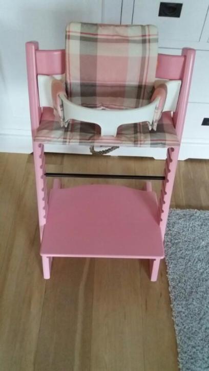 Prachtige origineel roze Stokke tripp trapp stoel