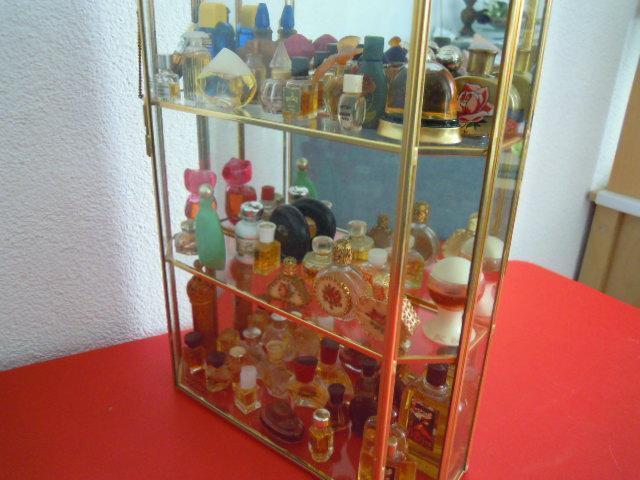 48 MINI Parfumflesjes in glazen kast