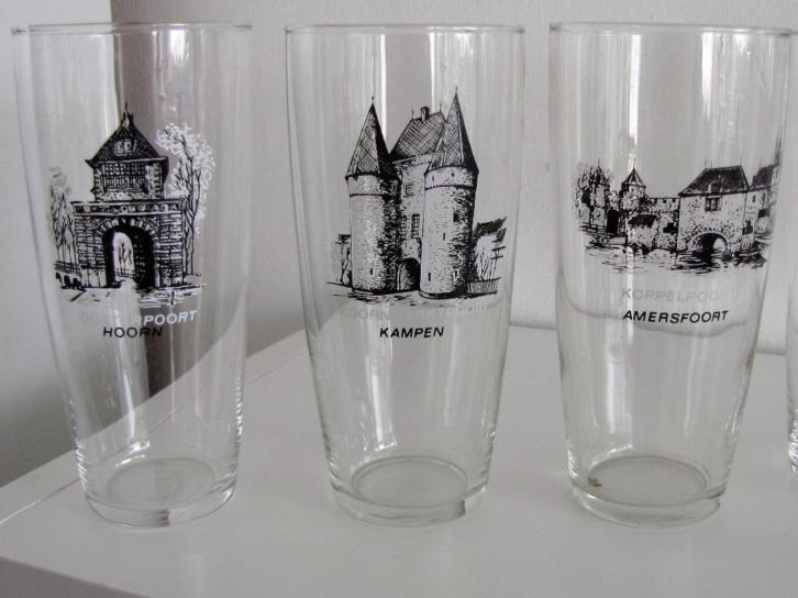 10 glazen met verschillende stadspoorten erop afgebeeld.