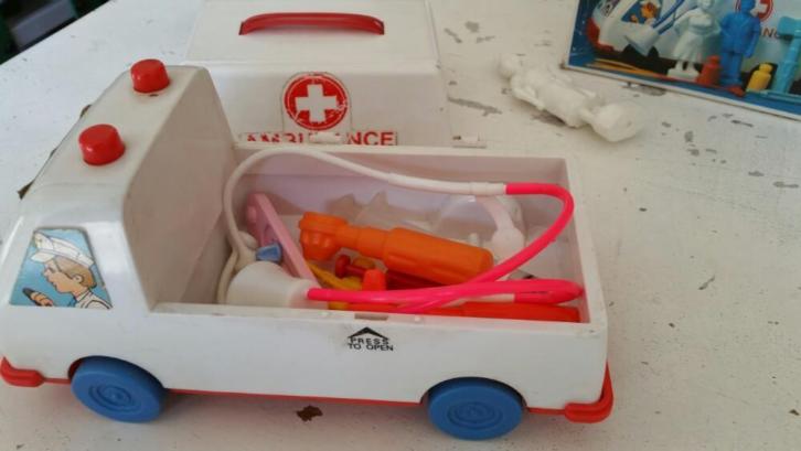 jaren 60 speelgoed ambulance