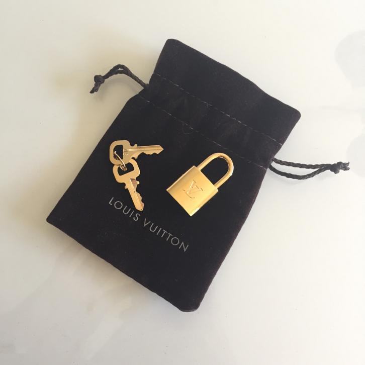 Louis Vuitton slot hangslot padlock