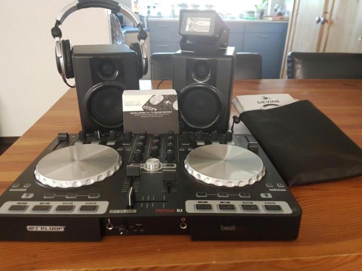 virtual DJ set inclusief boxen, koptelefoon en mini strobe.