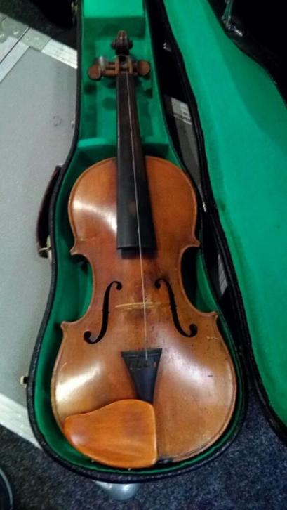 Oude viool met koffer