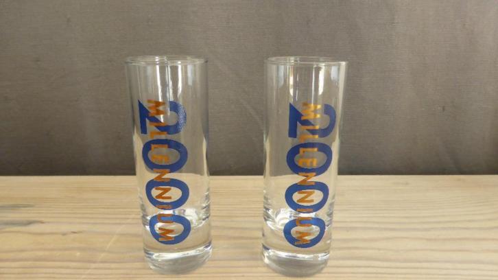 2x borrelglas / shotglas (millenium 2000)