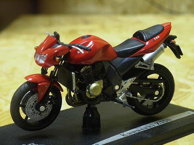Kawasaki Z750 1:18 red 840243