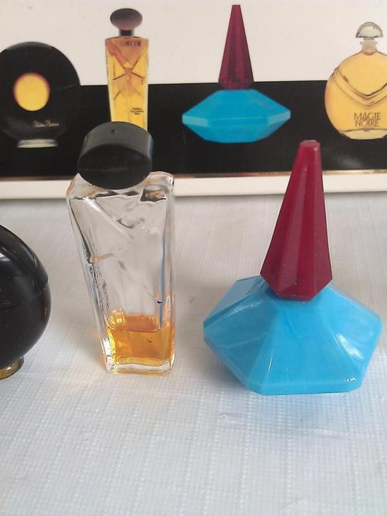 Doosje met 6 miniaturen merk parfums niet allemaal meer vol