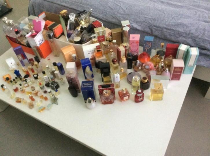 parfum ongeveer 150flesjes klein en groot