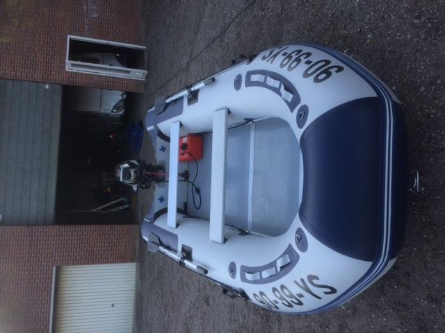 super nette rubberboot met 9.9 (15pk ) motor en aanhangwagen