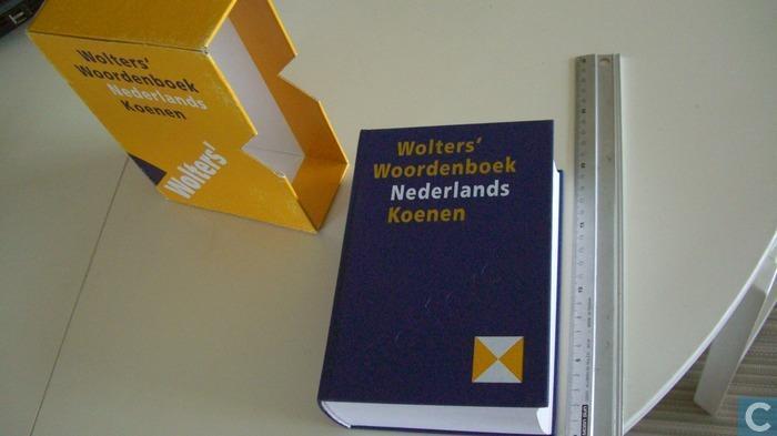 Woordenboek Wolters Nederlands met houder gratis verzend