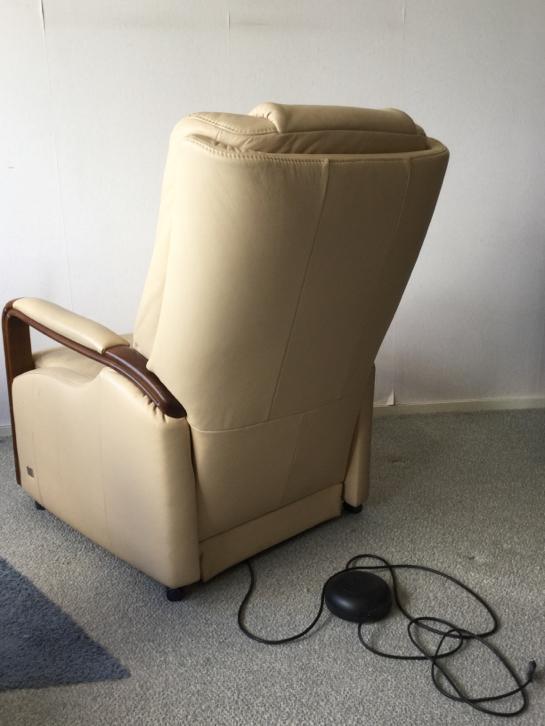 Sta-op stoel met elektrische bediening, beige leer