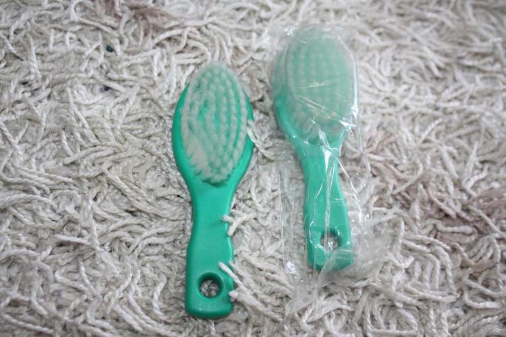 Twee baby haarborstels groen