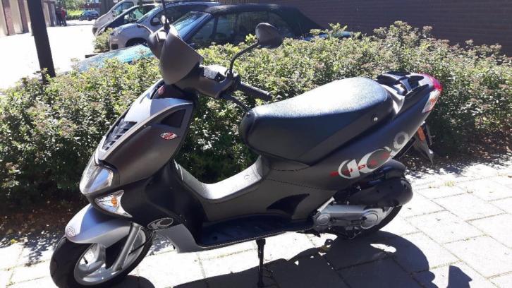 Kymco super 9 snorscooter.