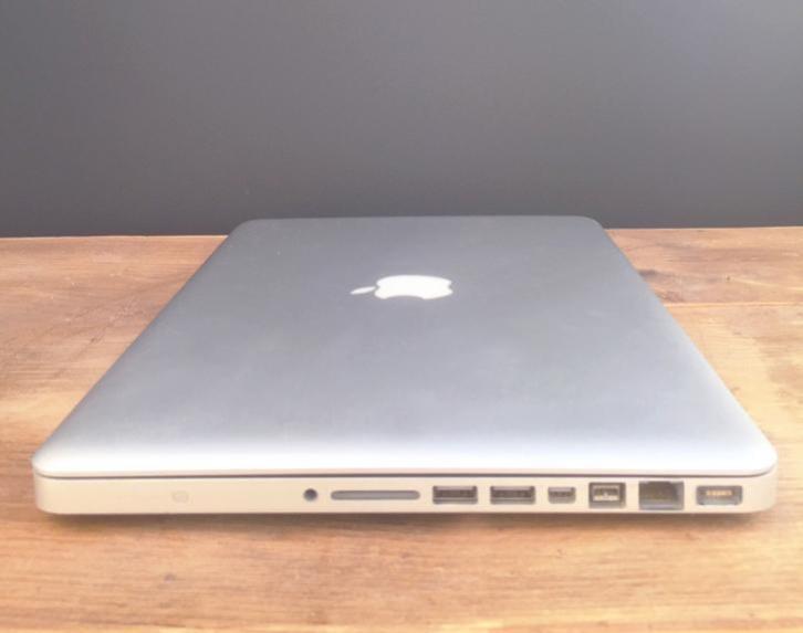 2e hands MacBook Pro en Oplader