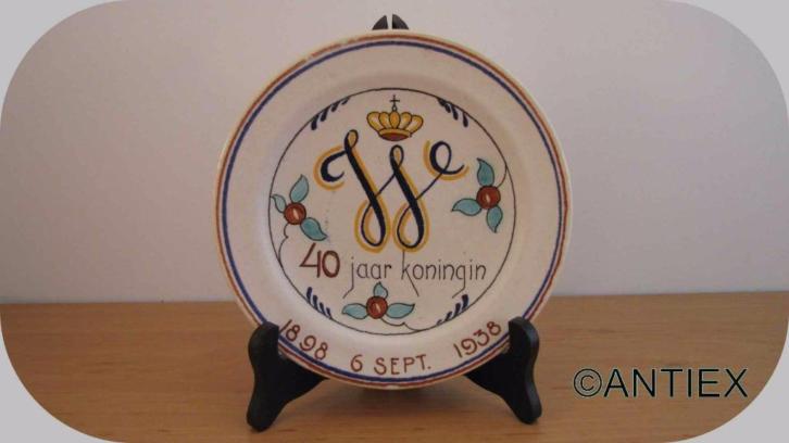 9903] Goedewaagen bord 40 jaar koningin 1998-1938 €15