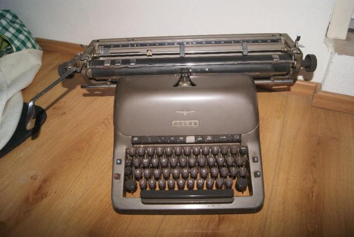 Adler typemachine met hoes